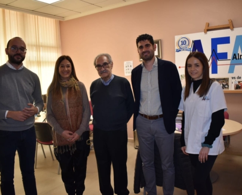 Foto de familia del presidente y la terapeuta de AFA Almansa conversan con los representantes provinciales en la sede de la asociación