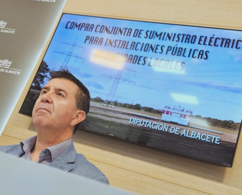 El presidente provincial delante de la imagen sobre la compra conjunta de suministro de luz para instalaciones municipales de localidades con meno ...