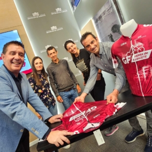 Imagen mientras los ciclistas firman el maillot de la prueba III GF Sierra de Albacete