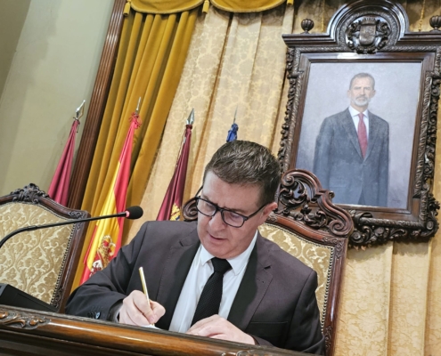 El presidente provincial toma notas durante el Pleno de abril