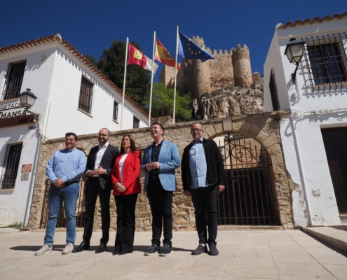 Foto de familia a los pies del Castillo de Almansa