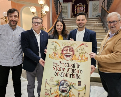 Foto de familia con el cartel del Festival de Teatro Clasico de Chinchilla