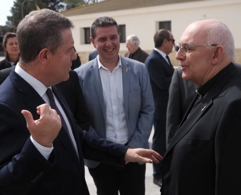 Imagen de archivo del presidente provincial junto al regional saludando a don Ángel Fernández en un acto el pasado viernes, 5 de abril, último  ...