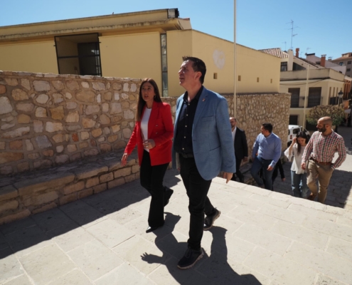El presidente camina con la alcaldesa de Almansa hacia el Castillo