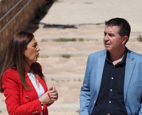 El presidente conversa con la alcaldesa de Almansa en el exterior del Ayuntamiento