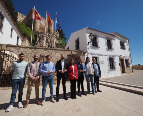 Foto de familia con el resto de la Corporación Municipal a los pies del Castillo de Almansa