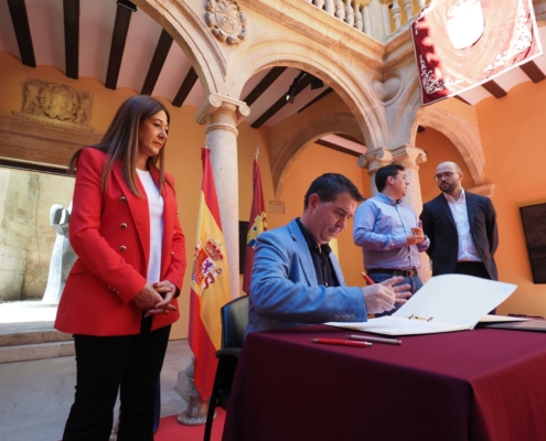 El presidente rubricando el convenio en el claustro del Ayuntamiento de Almansa