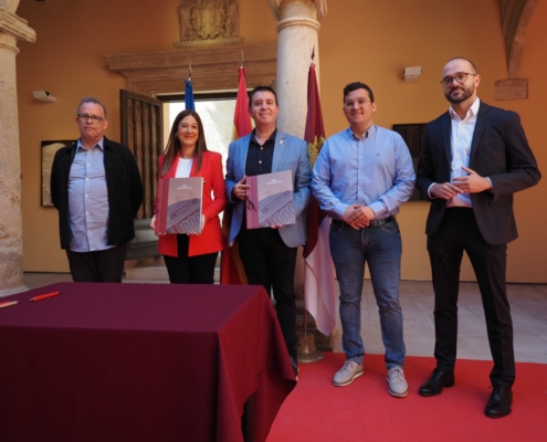 El presidente y la alcaldesa posan con las carpetas del convenio firmado entre la Diputación y el Ayuntamiento de Almansa