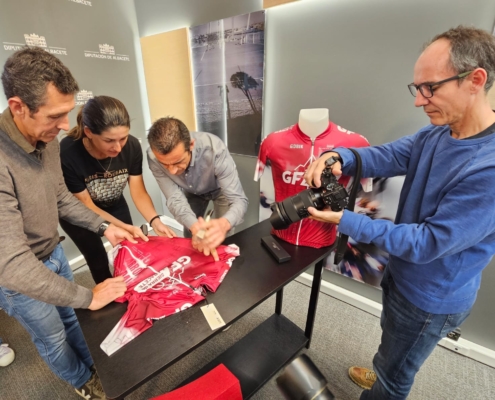 Imagen mientras los ciclistas firman el maillot de la prueba III GF Sierra de Albacete