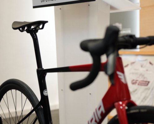 Imagen de una bici delante del atril de la sala de prensa de la Diputación con el logo de la institución