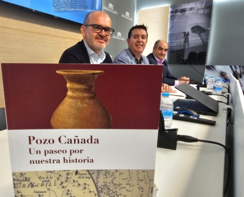 Imagen del presidente, el alcade y el coordinador durante la presesentacion del libro de Pozo Cañada