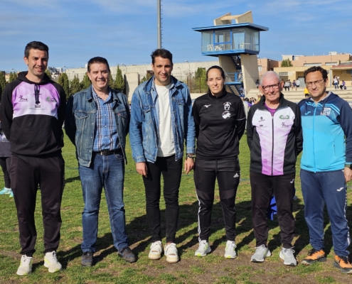 Foto de familia del presidente provincial y el diputado de Deportes con responsables del Club Atletismo Albacete-Diputación y el Club San Ginés  ...