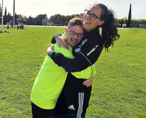 La responsable del Área deportiva de Asprona abrazando a un integrante del Club San Ginés y Adapei