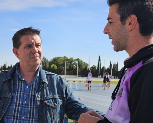 El presidente conversa en las pistas de atletismo con el presidente del CA Albacete-Diputación