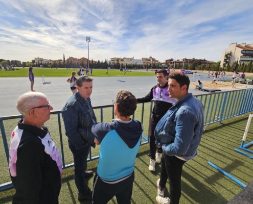 El presidente y el diputado de Deportes conversan en las pistas de atletismo con el presidente del CA Albacete-Diputación