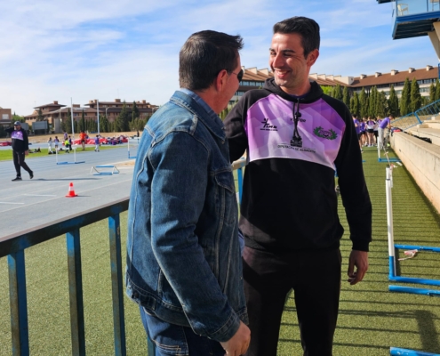 El presidente saluda en las pistas de atletismo al presidente del CA Albacete-Diputación