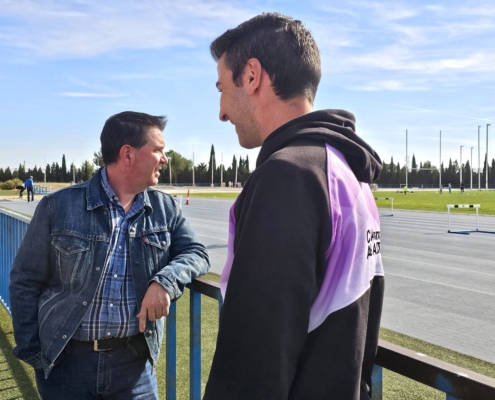 El presidente conversa en las pistas de atletismo con el presidente del CA Albacete-Diputación