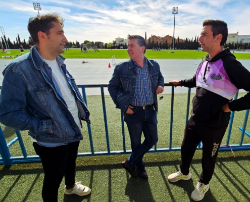 El presidente conversa en las pistas de atletismo con el diputado de Deportes y el presidente del CA Albacete-Diputación