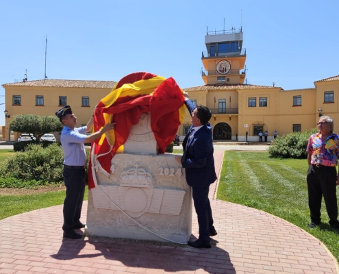 La Base Aérea de Albacete ya luce el monolito sufragado por la Diputación para conmemorar el 50 Aniversario del Ala 14