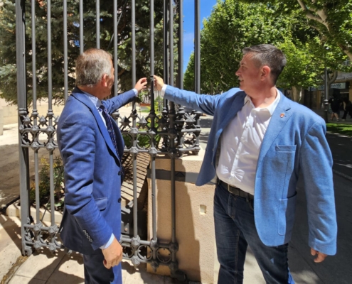 El presidente muestra al embajador de Macedonia del Norte las marcas de metralla en la reja del Palacio Provincial tras el bombardeo de la Legión ...