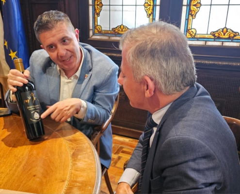 El presidente provincial obsequia al embajador de Macedonia del Norte un vino de la provincia de Albacete