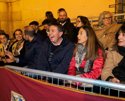 El presidente provincial sonriendo junto a la alcaldesa de Almansa durante la Embajada Mora Nocturna 2024