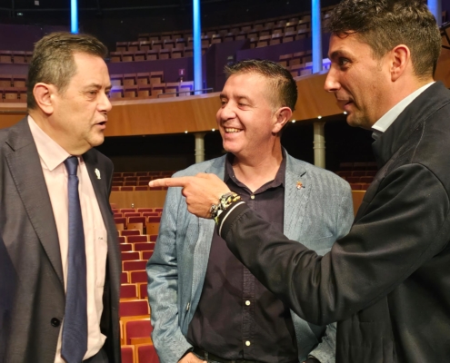 El presidente provincial y el diputado de Deportes conversan con el periodista Tomás Roncero