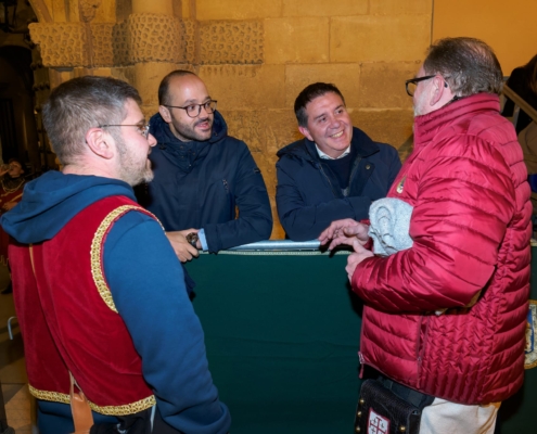 El presidente y el vicepresidente provinciales antes del comienzo de la Embajada Mora Nocturna de Almansa 2024