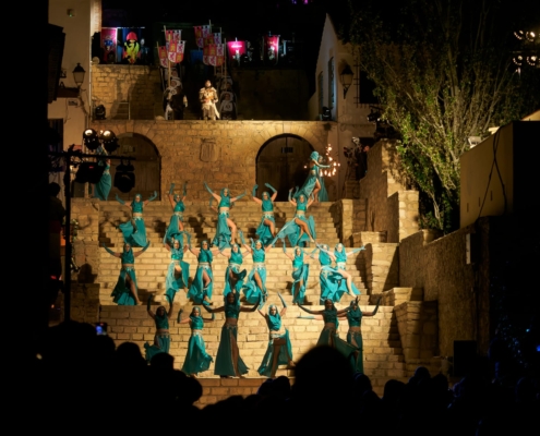 Escalinata del Castillo de Almansa en un momento de la Embajada Mora Nocturna 2024