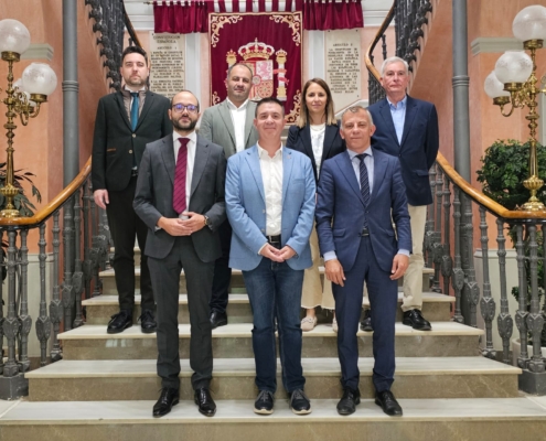 Foto de familia en la visita del embajador de Macedonia del Norte al Palacio Provincial plano general