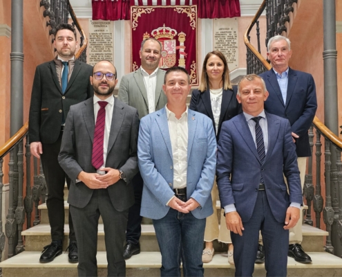 Foto de familia en la visita del embajador de Macedonia del Norte al Palacio Provincial plano medio