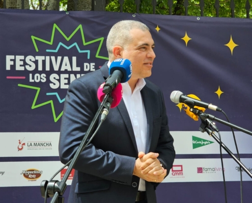 Imagen del diputado durante su turno de palabra en la presentación del Festival de los Sentidos 2024 en La Roda plano medio