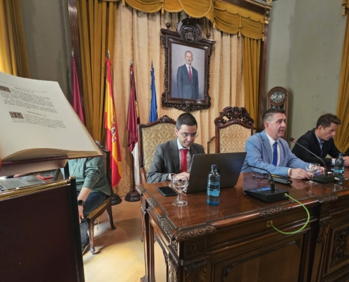 Imagen lateral de la mesa de la Presidencia en el Plenario provincial con la Carta Magna en primer plano