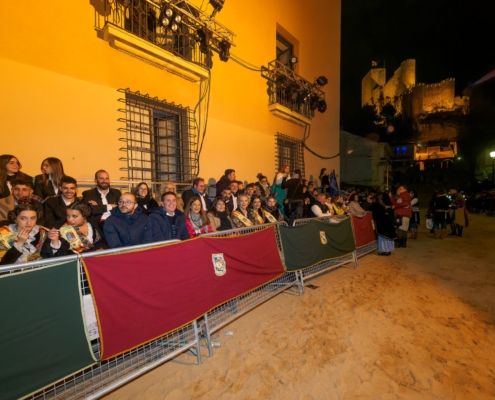 Plano de la grada con el presidente y el vicepresidente provinciales viendo con la alcaldesa de Almabsa la Embajada Mora Nocturna 2024