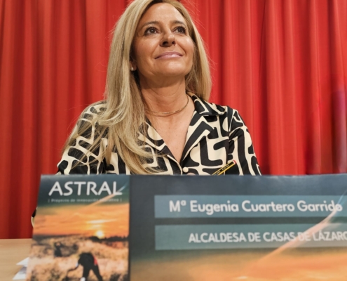 La alcaldesa de Casas de Lázaro durante la presentacón de 'Astral'