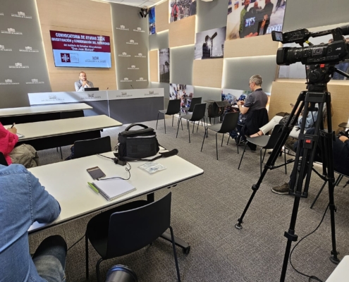 Imagen de la sala de prensa con el vicepresidente provincial presentando ayudas IEA