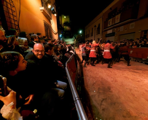 El presidente y el vicepresidente provinciales viendo con la alcaldesa de Almabsa la Embajada Mora Nocturna 2024