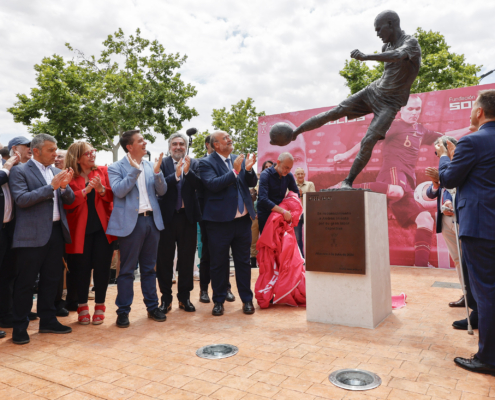 Cabañero ve en la escultura de Iniesta no sólo el homenaje a “un futbolista único” que marcó un hito para España, sino a “una persona e ...
