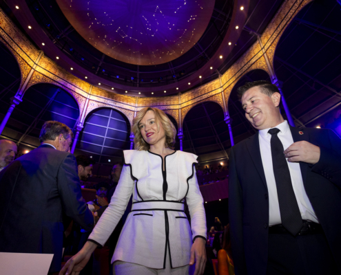 El presidente provincial junto a la ministra Pilar Alegría bajo el techo estrellado del Teatro Circo de Albacete