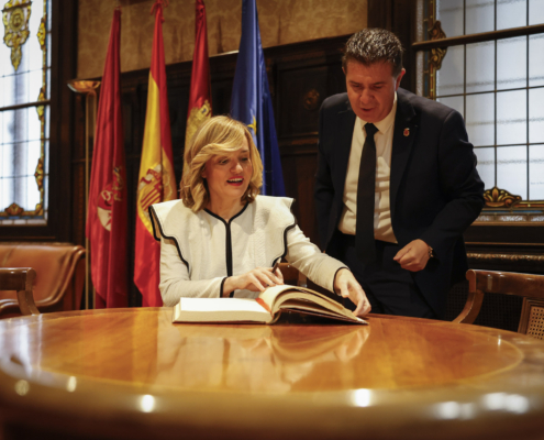 El presidente invita a la ministra Pilar Alegria a firmar en el Libro de Honor de la Diputación de Albacete