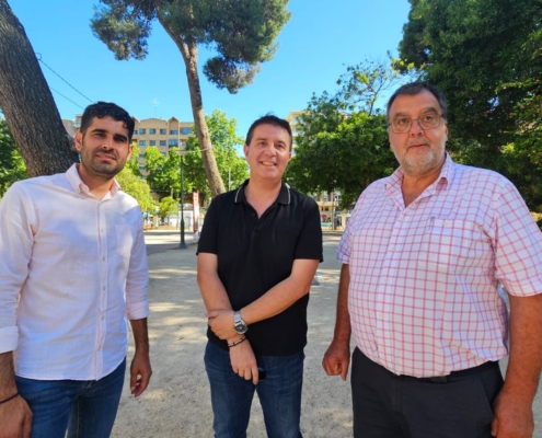 El presidente provincial junto al diputado de Servicios Sociales y al alcalde de Villalgordo del Jucar en las inmadiaciones de la Plaza de Toros d ...