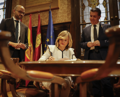 La ministra firmando en el Libro de Honor de la Diputacion de Albacete