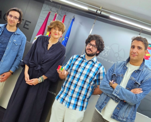 Foto de familia presentación de Albacete Ágora Open 2024 de cubos de Rubik