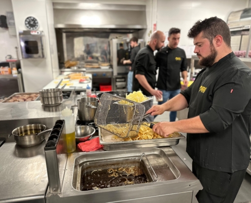 El diputado de Servicios Sociales en la Escuela de Hostelería El Sembrador en la iniciativa AB COOKING