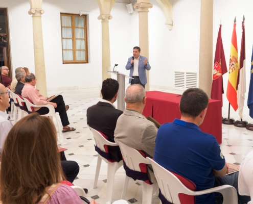 Plano lateral del Claustro durante el turno de palabra del presidente provincial en la firma de convenios entre la Diputación de Albacete y entid ...