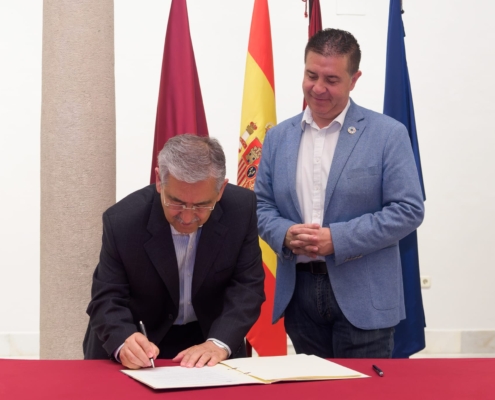 AECC Albacete en la firma de su convenio con la Diputación de Albacete en el Claustro del Centro Cultural La Asunción