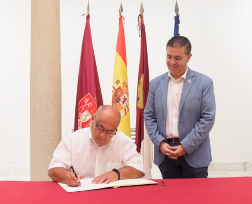 COCEMFE Albacete en la firma de su convenio con la Diputación de Albacete en el Claustro del Centro Cultural La Asunción