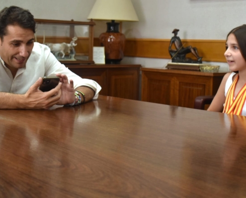 El diputado ve un vídeo del Campeonato durante el encuentro con la patinadora Andrea Valenciano en la Sala de Gobierno del Palacio Provincial