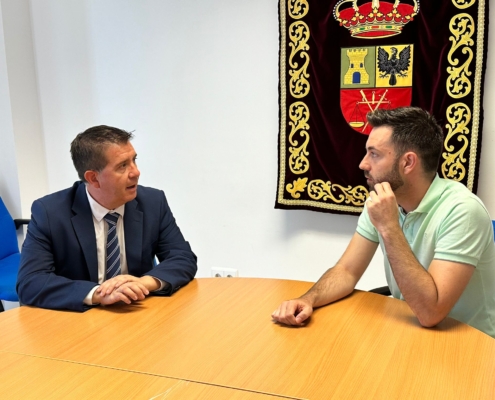 El presidente provincial conversa con el alcalde de Motilleja en el ayuntamiento de la localidad