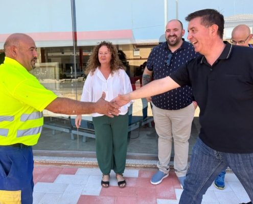 El presidente provincial saluda a un trabajador de las obras que se realizan en la travesía de la N322 en Casas Ibáñez